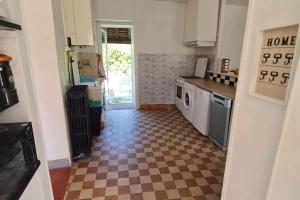 Maison vintage في Saint-Gondon: مطبخ مع أرضية متقاطعة