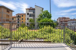 un cancello in una città con edifici sullo sfondo di Residence Le Corniole ad Arezzo