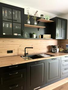 Kuchyň nebo kuchyňský kout v ubytování Wohnung am Wald