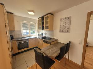 Kuchyň nebo kuchyňský kout v ubytování Zwei Zimmer Wohnung