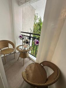 Una habitación con sillas y una mesa y una ventana. en BURNHAM HILL CONDOMINIUM, en Baguio 6 fotos más