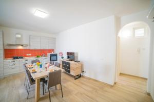 Kuchyňa alebo kuchynka v ubytovaní La Primula Apartment 3 Sea View - Happy Rentals