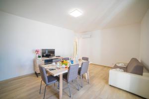 Televízia a/alebo spoločenská miestnosť v ubytovaní La Primula Apartment 3 Sea View - Happy Rentals