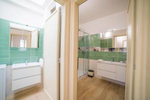 Kúpeľňa v ubytovaní La Primula Apartment 3 Sea View - Happy Rentals + 20 fotografií