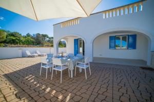Patio alebo iná vonkajšia časť ubytovania La Primula Apartment 3 Sea View - Happy Rentals