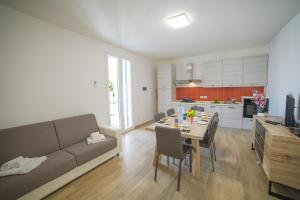 Kuchyňa alebo kuchynka v ubytovaní La Primula Apartment 3 Sea View - Happy Rentals