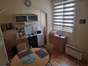 Η κουζίνα ή μικρή κουζίνα στο Apartman Valdano