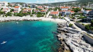 eine Luftansicht auf einen Strand in einem Resort in der Unterkunft Apartments Luka in Sevid
