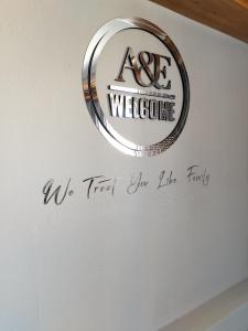 a sign on the wall of aagencyagency we treat you like family at Pensión A&E in Manises +26 photos