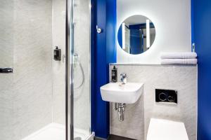 ibis budget Manchester Airport T2的一间浴室