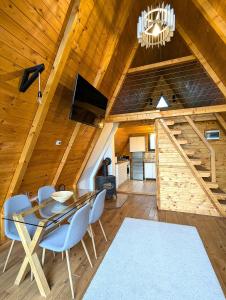 Televisyen dan/atau pusat hiburan di A Frame Cabin - Valea Vinului