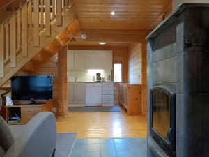 sala de estar con escalera y cocina en Syötekätkö, en Syöte