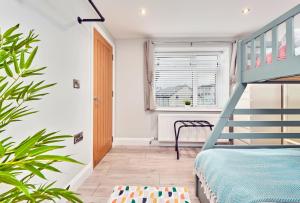 ein Schlafzimmer mit einer blauen Treppe und einem Bett in der Unterkunft Princess Yellow 3 ~ Beautiful Cosy Apt at Harbour in Portrush