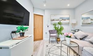 ein Wohnzimmer mit Sofa und Tisch in der Unterkunft Princess Yellow 3 ~ Beautiful Cosy Apt at Harbour in Portrush