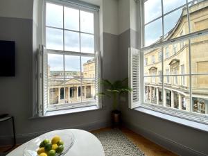 巴斯Roman Bath View, Bath Keys的一间设有窗户的房间,桌子上放着一碗水果
