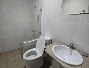 Koupelna v ubytování N2 Hotel Gunung Sahari
