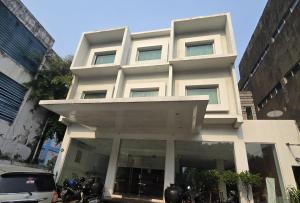 un edificio blanco con motocicletas estacionadas frente a él en N2 Hotel Gunung Sahari, en Yakarta