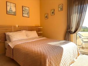 Postel nebo postele na pokoji v ubytování Villa Arkadia Seafront Villa Ai-Lagoudis Beach + 28 fotografií