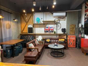 een kamer met banken en een tafel en stoelen bij 約旦河民宿包棟附電動麻將 in Hsia-ch'ing