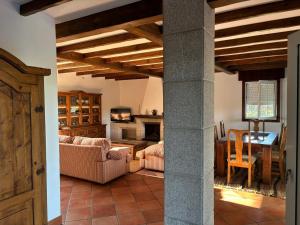 a living room with a couch and a table at Chalet con piscina in Tui