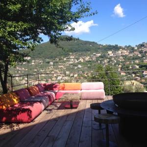 a long couch sitting on top of a wooden deck at BBQ Lodge in Camogli