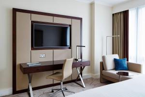 TV a/nebo společenská místnost v ubytování London Marriott Hotel Canary Wharf