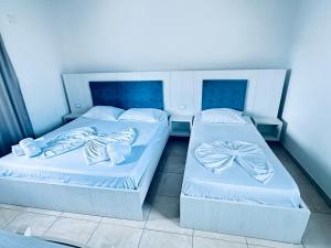 Rúm í herbergi á Hotel Lakaj 2