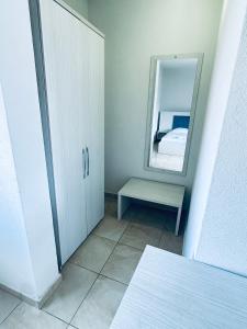 Rúm í herbergi á Hotel Lakaj 2