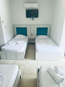 Rúm í herbergi á Hotel Lakaj 2