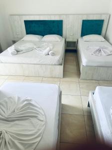 Rúm í herbergi á Hotel Lakaj 2