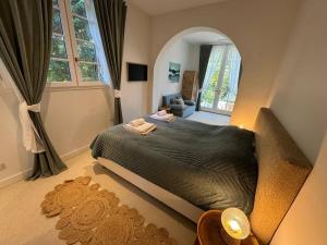 a bedroom with a large bed and a window at Villa de luxe avec piscine au cœur de Hossegor, proche golf, plage et lac - FR-1-791-9 in Soorts-Hossegor