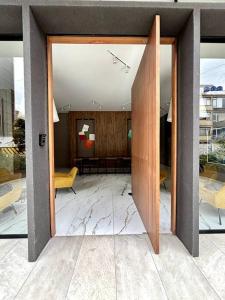 une porte ouverte sur une pièce avec un salon dans l'établissement Luxury loft en el Parque Virrey, à Bogotá