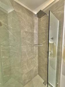 une douche avec une porte vitrée dans une salle de bain dans l'établissement Luxury loft en el Parque Virrey, à Bogotá