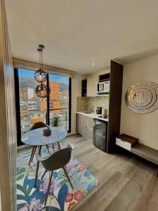 un salon avec une table et une cuisine dans l'établissement Luxury loft en el Parque Virrey, à Bogotá 4 autres photos