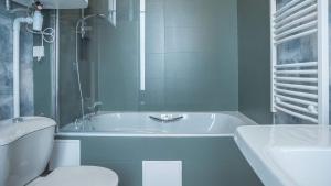 Un baño con bañera, inodoro y lavabo. en BonAppart 14 - Charme Napoléonien & Confort, en Troyes 13 fotos más