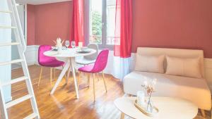 Una sala de estar con una mesa y sillas y un sofá. en BonAppart 14 - Charme Napoléonien & Confort, en Troyes