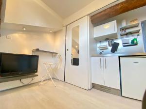 salon z telewizorem i lodówką w obiekcie Mini Studio - Le Chabaud - Cannes centre w Cannes