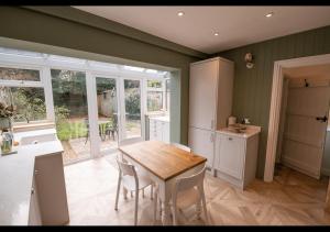 Nhà bếp/bếp nhỏ tại Loke Cottage - Winchelsea Nr Rye