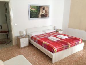 Un dormitorio con una cama con una manta roja. en A due passi da Giulietta-Casa Capuleti, en Verona