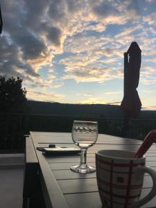 Balkón nebo terasa v ubytování Longue Vue en Arbois + 37 fotografií