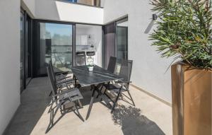 Un comedor con una mesa y sillas negras. en Lovely Home In Vrvari With Sauna, en Poreč
