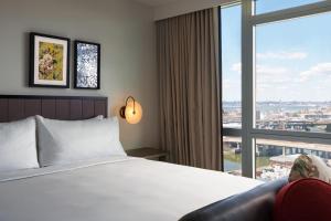 Postel nebo postele na pokoji v ubytování Renaissance New York Flushing Hotel at Tangram