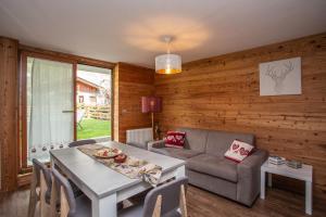 a living room with a table and a couch at La casa di Matilde - trilocale vicinissimo alle piste da sci in La Thuile