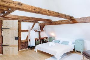 una camera con due letti in una stanza con soffitti in legno di Palitz No 17 - venkovské stavení a Lipová Altre 32 foto