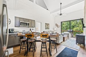 une cuisine ouverte avec des tabourets de bar et un comptoir dans l'établissement Pine Ridge Retreat w Hot Tub Grill Games More, à Dandridge