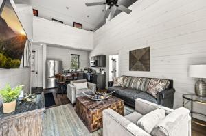 un salon avec un canapé et une table dans l'établissement Pine Ridge Retreat w Hot Tub Grill Games More, à Dandridge