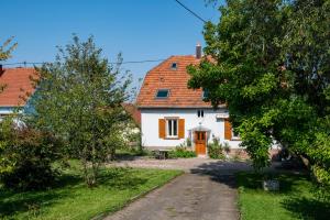 a white house with a red roof at Maison Neuve, Grand jardin, Parking privé, Idéal groupe et famille in Marmoutier