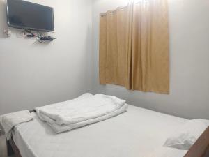 Postel nebo postele na pokoji v ubytování Keerthi Residency