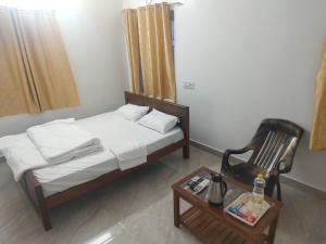 Postel nebo postele na pokoji v ubytování Keerthi Residency
