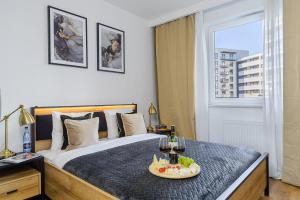 En eller flere senge i et værelse på Lumina premium apartments with parking Manufactura